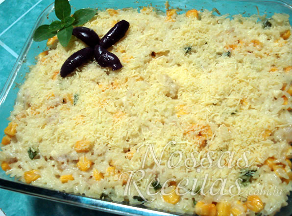 Receita de arroz preparado no forno assado com legumes e queijo