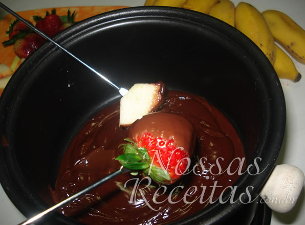 Receita de fondue preparado com chocolate, licor e canela em pó