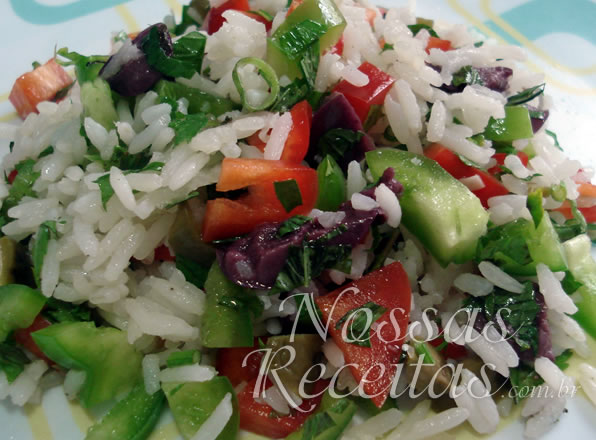 Receita de salada preparada com arroz e legumes