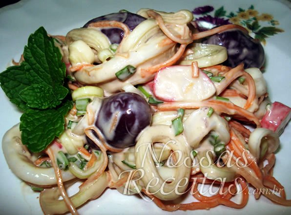 Receita de salada preparada com frutos do mar e legumes, marítima