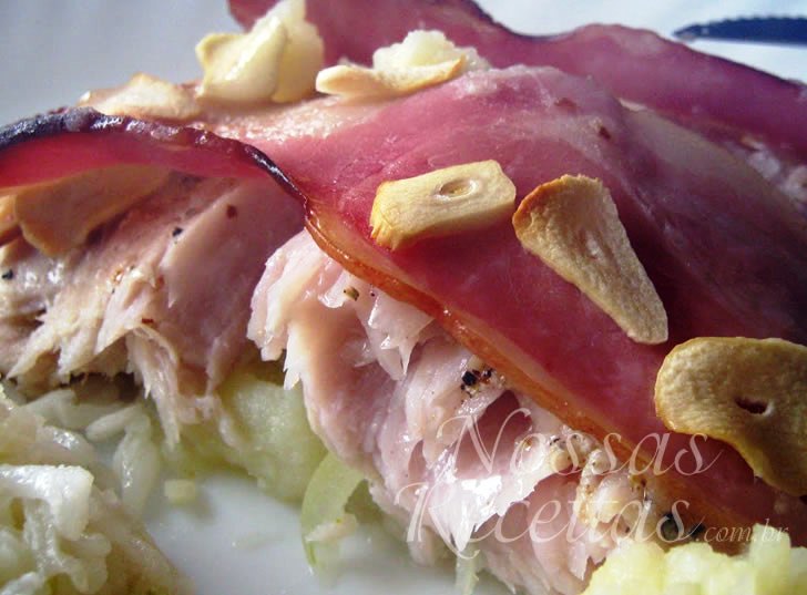 Receita de peixe cherne preparado assado com bacon batata e alho