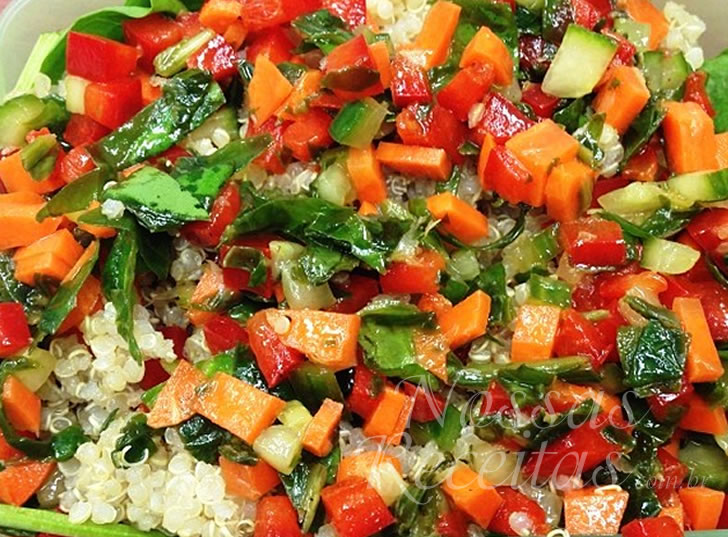 Receita de quinoa preparada com legumes