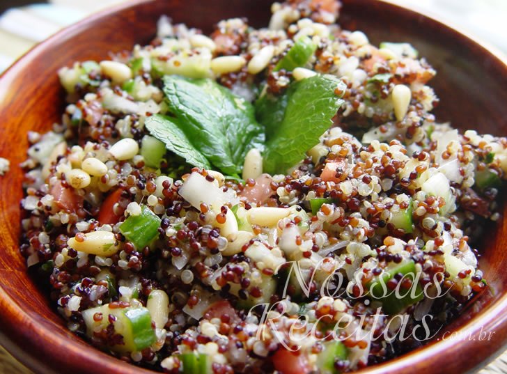 Receita de salada preparada com quinoa