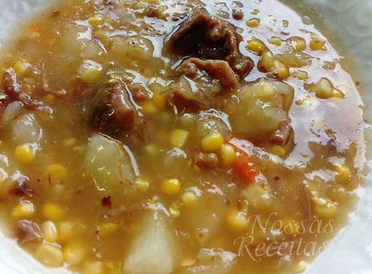 receita de sopa preparada com carne de músculo e legumes