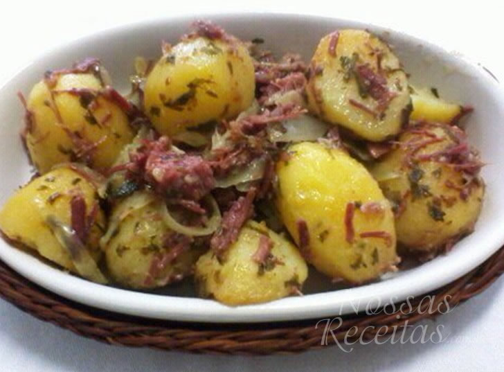 Receita de batatas simples, com carne seca na panela de pressão