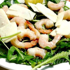 Salada de rúcula e camarão