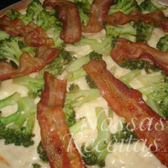 Pizza de brócolis e bacon